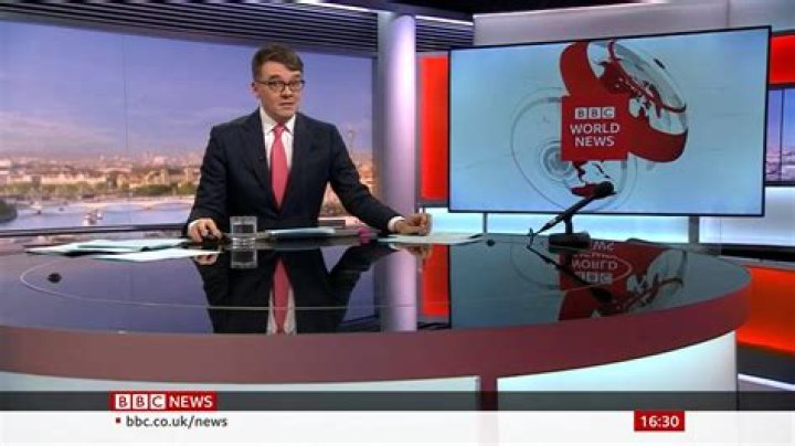 ผู้เขียนบทรายการดังถูกพักงาน หลังทวีตล้อลูกชายทรัมป์ BBC News ไทย