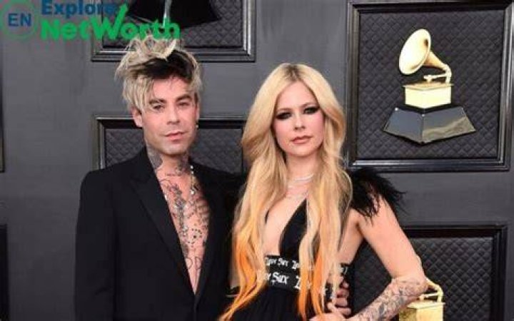 Avril Lavigne Net Worth, Wiki, Age, Parents,Husband,Photos