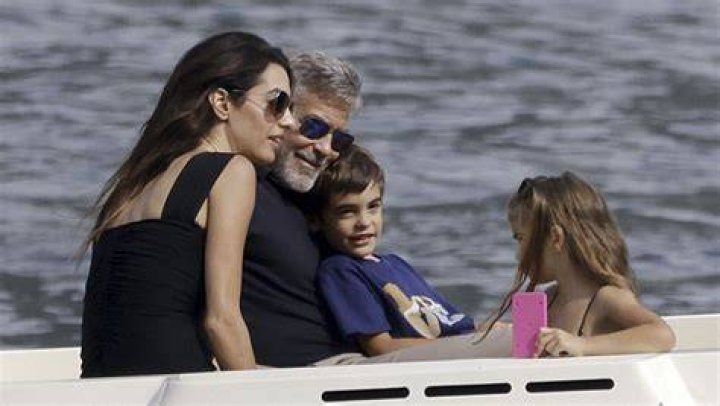 Clooney diz que filhos gêmeos de 6 anos batem cabeça e são
