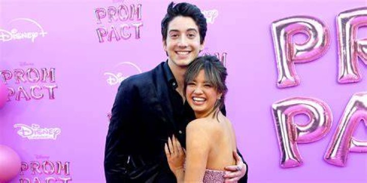 Is Peyton Elizabeth Lee Dating Milo Manheim? OtakuKart
