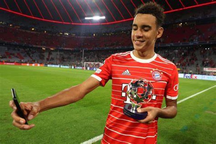Jamal Musiala wins the “Man of The Match” award during Bayern´s victory