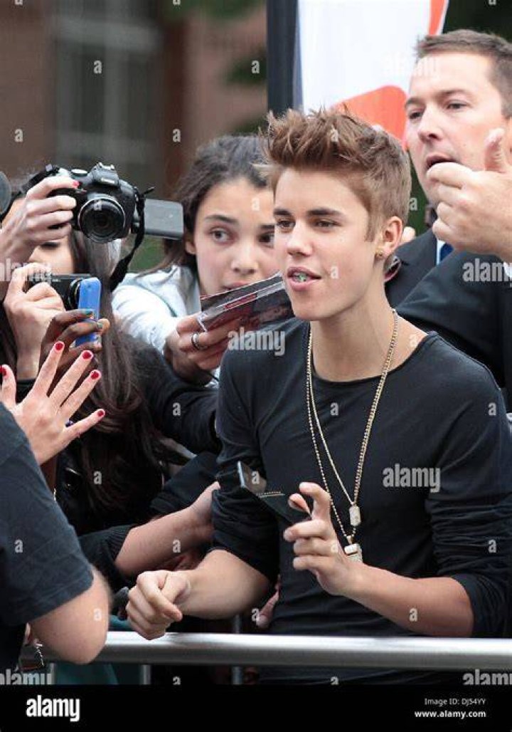Justin Bieber Tells Fans He's Been 'Struggling A Lot' While Facing His