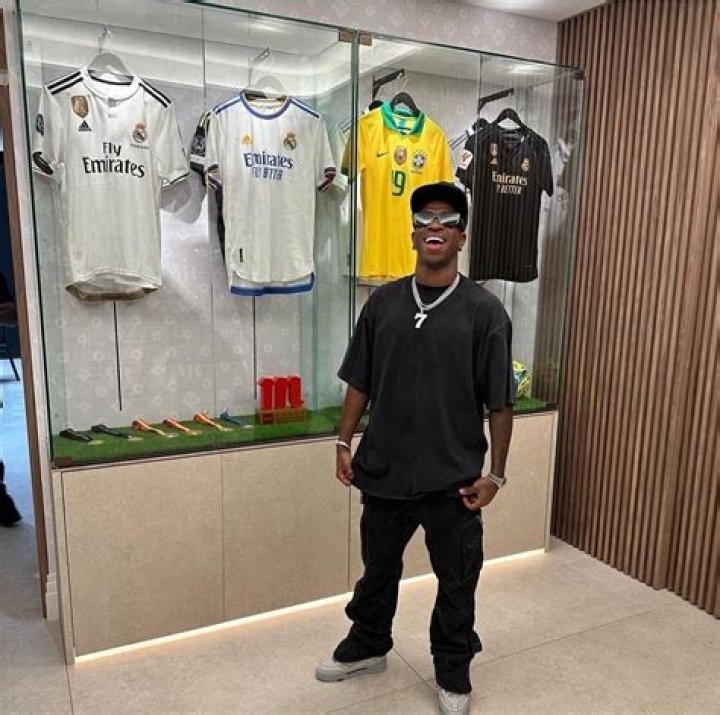 O closet de Vini Jr. veja modelos da coleção de sneakers do jogador do