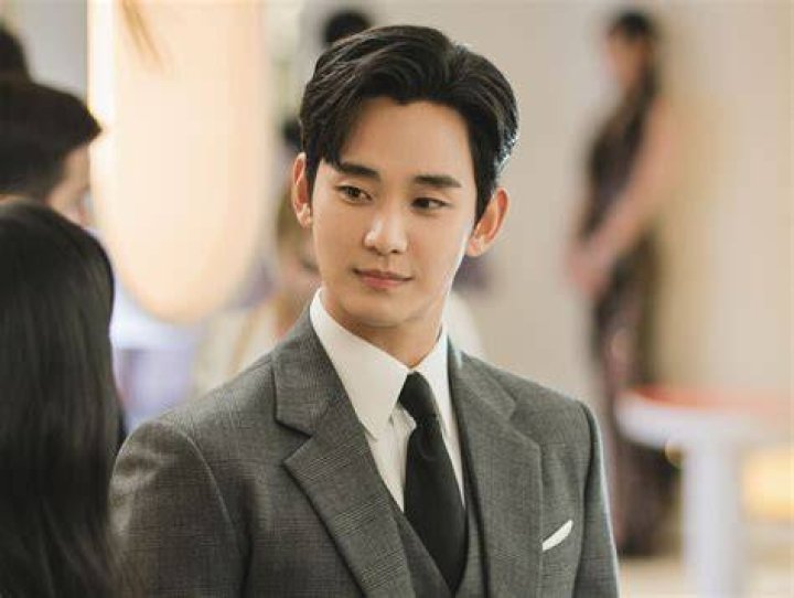Picture of Kim Soo Hyun and His Mother Surfaces Soompi