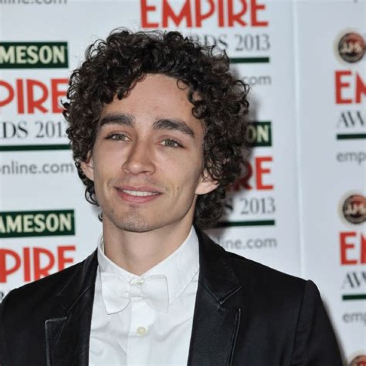 Robert Sheehan ‘I explored my sexuality, just to see if there were any