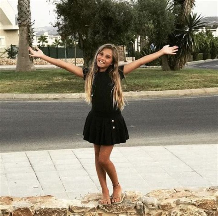 Rosie McClelland Style, Clothes, Outfits and Fashion • CelebMafia