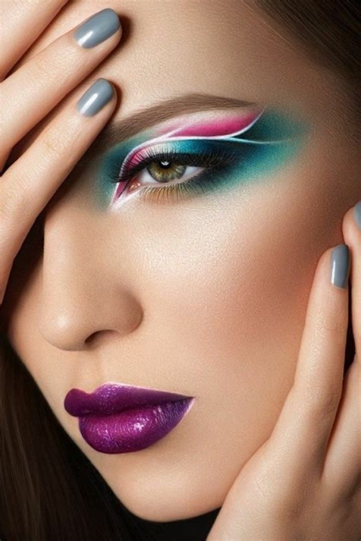 Service de maquillage artistique / fantaisie pour les filles lors d