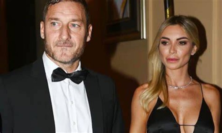 Totti e Noemi Bocchi, prima foto insieme per la festa a sorpresa